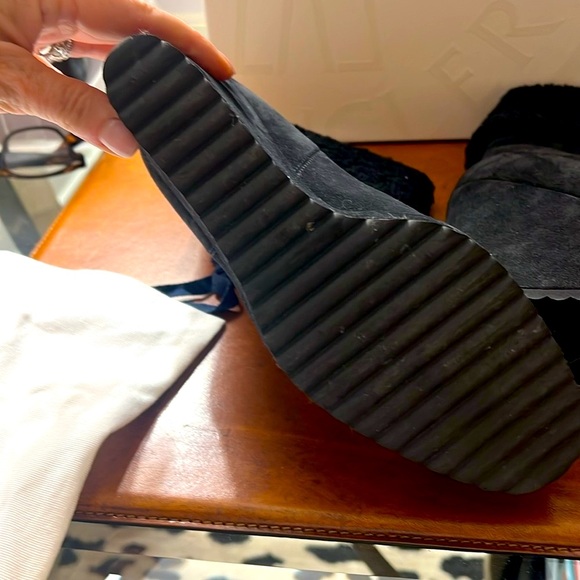 Moncler w short wedge boot size 40.5.
Worn twice. In amazing shape - Picture 6 of 13